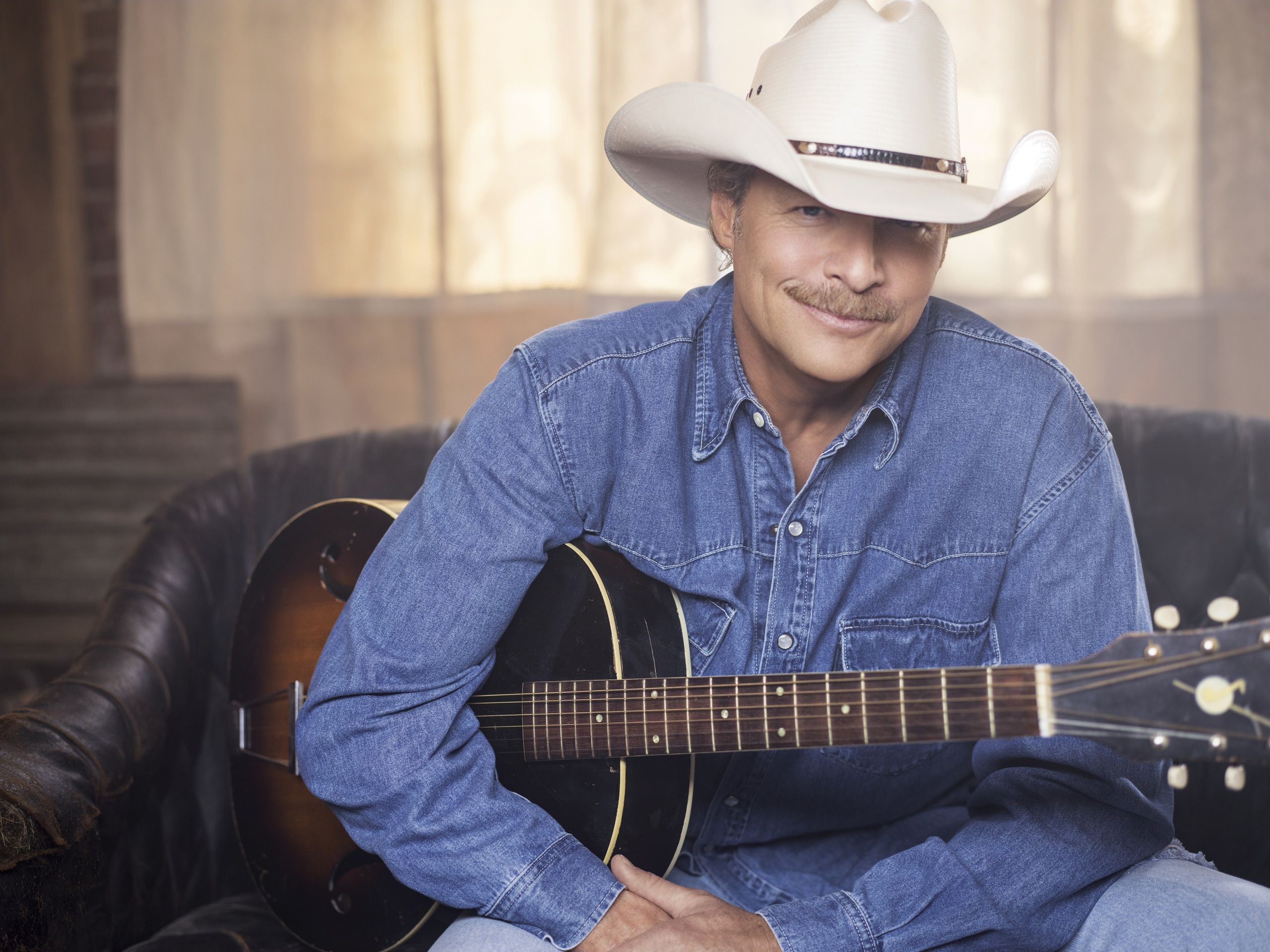 ALAN JACKSON BRINGS HOPE AND HELP TO HIS HOMETOWN