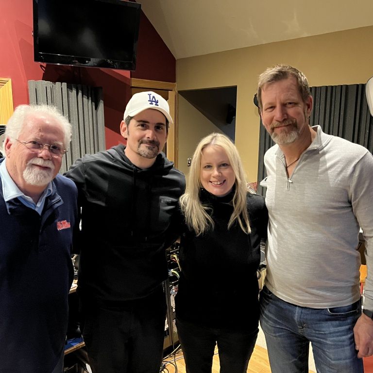 BRAD PAISLEY INKS DEAL WITH UNIVERSAL MUSIC GROUP NASHVILLE