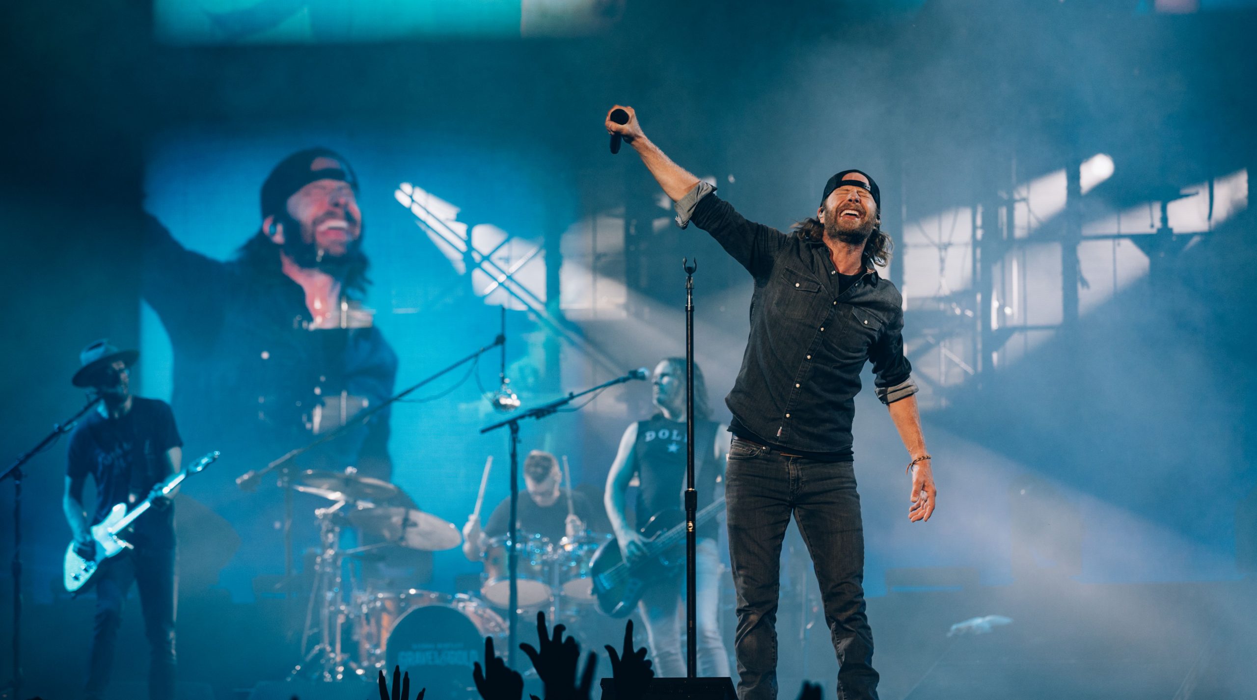 “CAPTIVATING PERFORMER” DIERKS BENTLEY HITS THE ROAD ON GRAVEL & GOLD TOUR WITH SOLD OUT FIRST WEEKEND