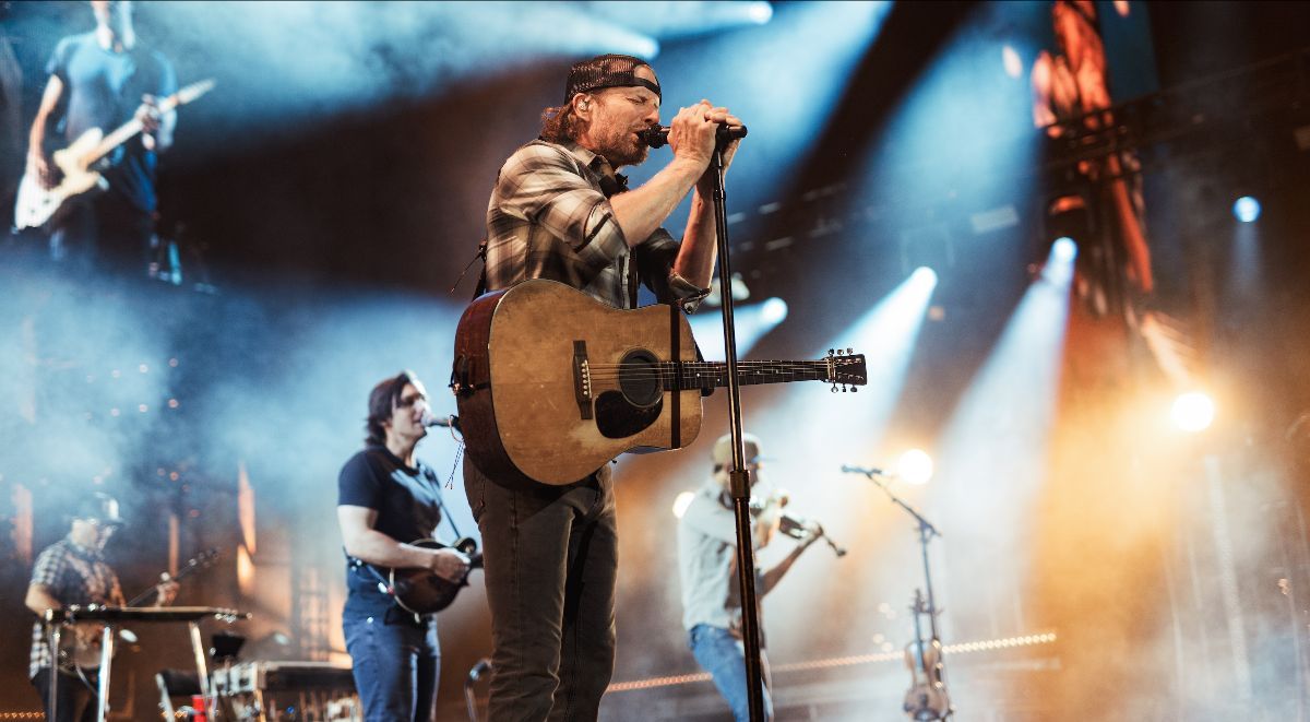 DIERKS BENTLEY KICKS OFF THE 2024 GRAVEL & GOLD TOUR WITH “FULL-SCOPE, NO FILLER CONCERT EXPERIENCE”