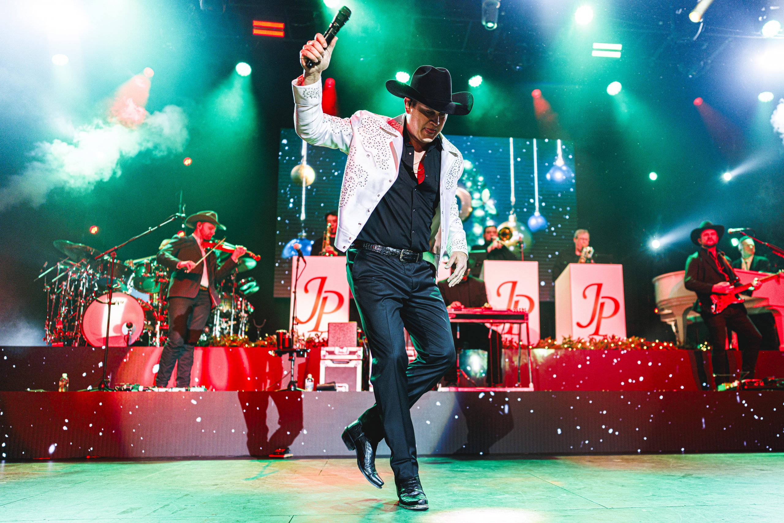 JON PARDI WRAPS THE CHRISTMAS SHOWS WITH 13-PIECE BAND AND FESTIVE SET LISTS